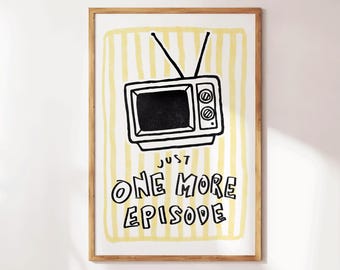 Puede incluir: Una impresión artística enmarcada con una ilustración en blanco y negro de un televisor retro con antenas. La obra de arte está sobre un fondo a rayas amarillas y blancas, con las palabras "JUST ONE MORE EPISODE" en letras negras.