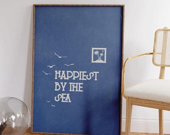 Väggkonst Happiest by The Sea - Retro strandtryck - Estetisk lägenhetsinredning - Surfälskarepresent - Utskrivbar havslandskap - Kustväggdekor