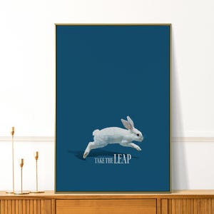 Take the Leap: modeposter blauw konijn, geïnspireerd door Cartier, trendy muurkunst, perfect voor modeliefhebbers en stijlvolle kamerinrichting
