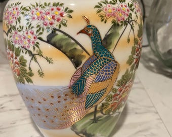 Jarrón Ardco con diseño de pavo real y flores pintado a mano. Hecho en Japón. Cerámica Imari.