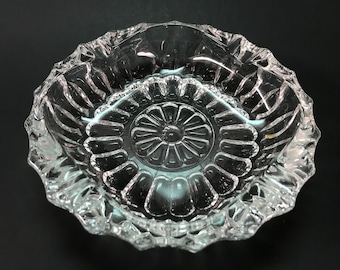 Utsökt hantverksmässigt tillverkat askfat i klart glas - Vintage Pasari Indonesia, tidlös elegans