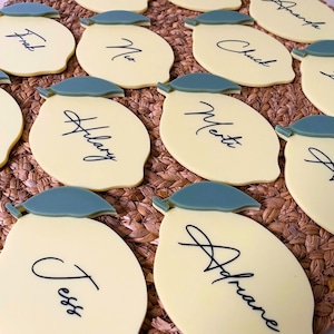 marque-places citron en acrylique pour enterrement de vie de jeune fille | Elle a trouvé son principal décor Squeeze | Marque-place avec prénom grec pour mariage | Cartes de visite citron pour mariage