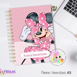 Puede incluir: Un planificador rosa con espiral con Minnie Mouse con un vestido de lunares y lazo. El planificador tiene una cubierta con un patrón rosa y blanco y el texto "Planner Universitario". Un portátil, café y bolígrafo en el fondo.