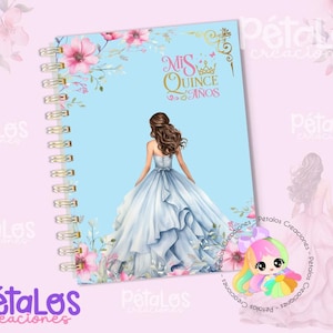 Puede incluir: Un cuaderno con espiral con una cubierta azul claro que presenta un dibujo de una mujer con un vestido azul. La portada tiene el texto "Mis Quince Años" en dorado, con detalles florales y mariposas. También se ven flores rosas y la palabra "Pétalos".