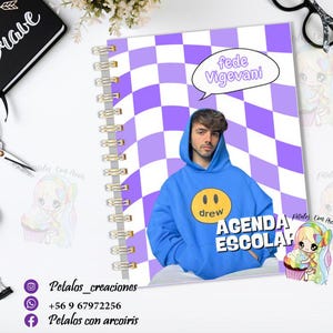 May include: Purple and white checkered notebook with a photo of a person wearing a blue hoodie with a yellow smiley face logo. The text "fede Vigevani" is in a speech bubble above the person's head. The text "drew" is on the logo. The text "AGENDA ESCOLAR" is in a white box with a black outline.