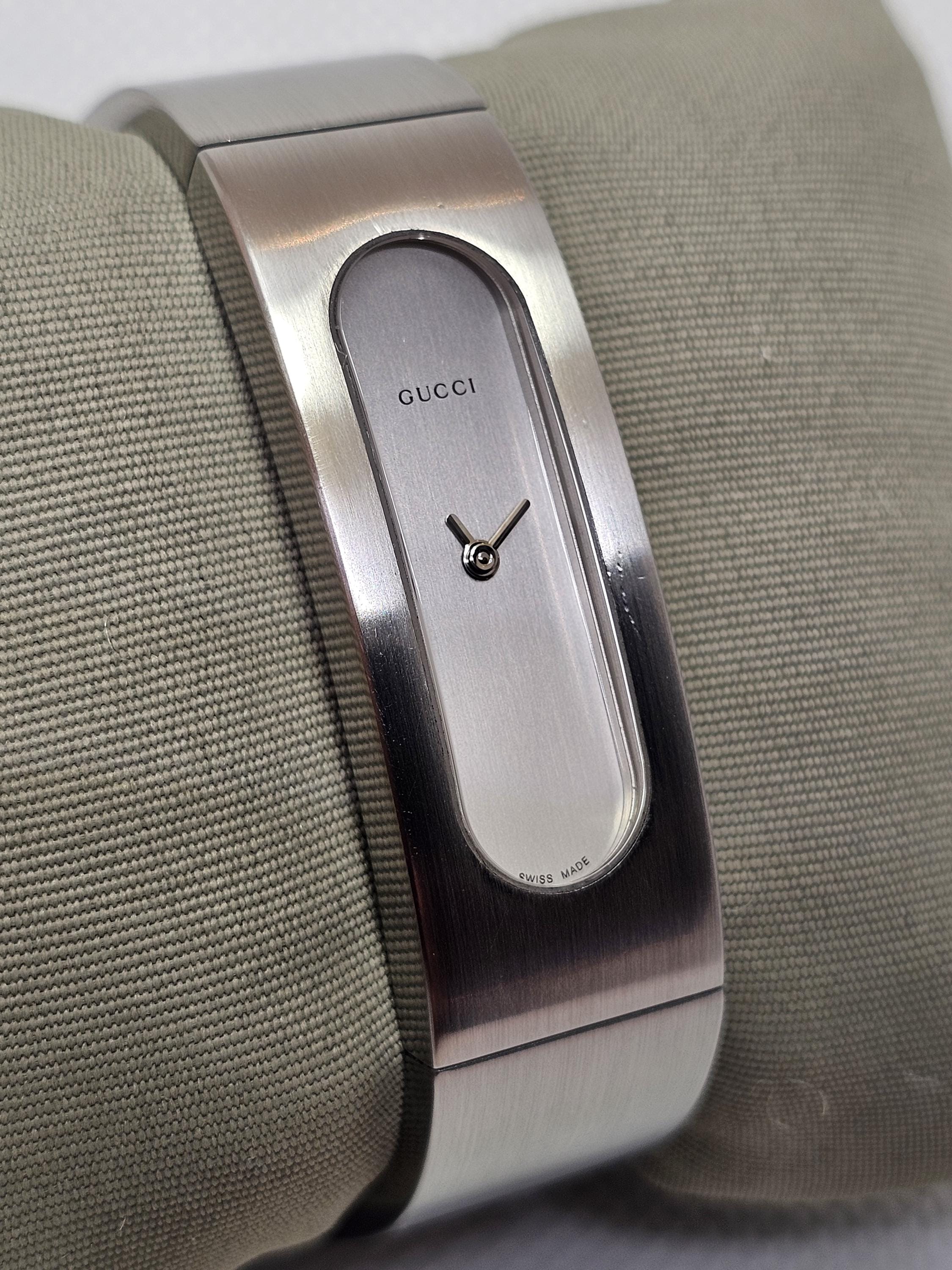 GUCCI 2400S グッチ バングルウォッチ レディース シルバー GUCCI 2400S Silver Dial Bangle Bracelet Quartz Women's Watch / New