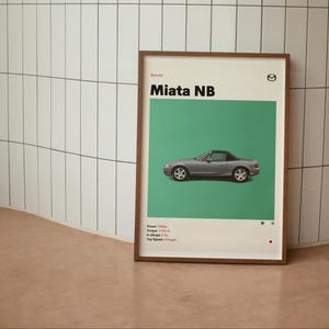 Może przedstawiać: Oprawiony plakat przedstawiający szary samochód Mazda Miata NB na zielonym tle. Plakat zawiera specyfikacje samochodu: Moc 140 KM, Moment obrotowy 119 lb-ft, 0-100 km/h 7,7 s i Prędkość maksymalna 191 km/h.