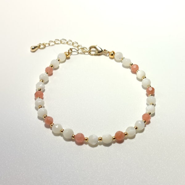 Bracelet Nacre blanc (A), perles naturelles rondes facettées de 4mm, Rhodochrosite (AA), perles naturelles rondes facettées de 4mm.