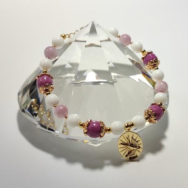 Bracelet Kunzite (A) de 6mm, d'Agate blanche (A) de 6mm, de perles de Céramiques facettées fushia de 10mm, d'une breloque dorée or fin.