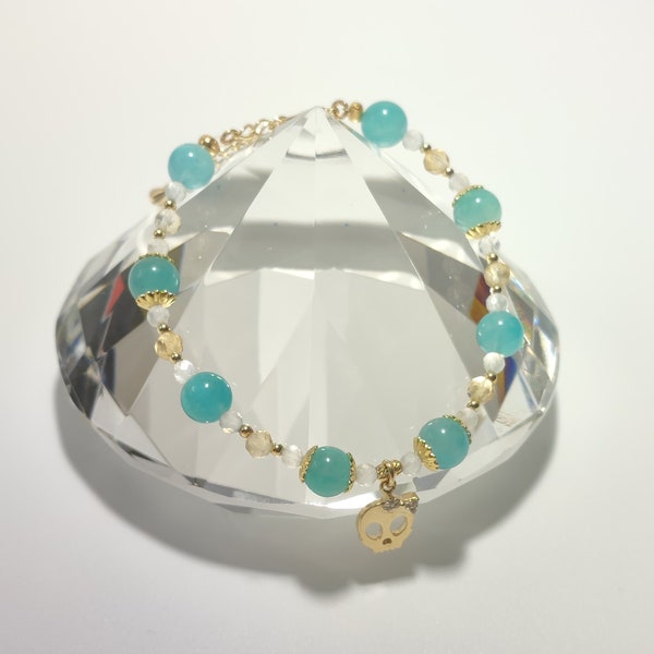 Bracelet Amazonite (AA), 6/7mm, Citrine (AA) 4mm, Pierre de lune (AA+) 3mm, breloque tête de mort strass dorée or fin.