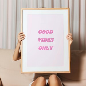 Impresión de Good Vibes Only, póster rosa, arte de pared preppy, arte de pared femenino con cita positiva, decoración de aula de moda, linda decoración de habitación infantil