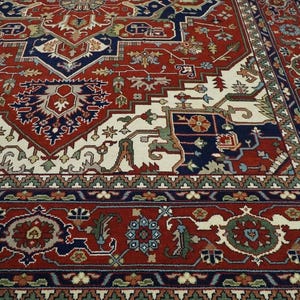 Alfombra clásica de lana Heriz Serapi anudada a mano en color marfil rojo, alfombra oriental antigua con medallón geométrico persa