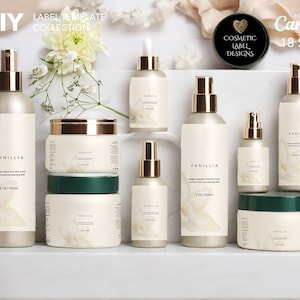 Peut inclure: Un ensemble de huit flacons et pots de produits cosmétiques avec des étiquettes représentant un orchidée blanche et le mot "VANILLIA". Les étiquettes comprennent également des descriptions de produits et des mesures en onces et en millilitres. Les produits sont disposés sur une surface blanche avec un fond floral.