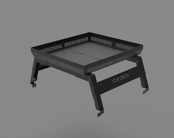 Op de afbeelding: Een zwarte metalen vuurkorf met een vierkant ontwerp. De vuurkorf heeft een rechthoekige bak met een geperforeerde rand en schuine poten. De tekst "YOUR DESIGN" en "YOUR GEAR" is zichtbaar op de vuurkorf.