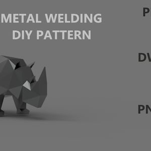 Puede incluir: Un modelo 3D de bajo polígono de un rinoceronte, renderizado en color gris oscuro. El modelo está de pie sobre un fondo gris. El texto "METAL WELDING DIY PATTERN" se muestra encima del modelo. El texto "PDF, DXF, DWG, SVG, PNG, STL" se muestra a la derecha del modelo.