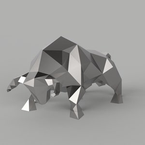 Könnte beinhalten: Eine silberne, geometrische Bullenskulptur mit einem Low-Poly-Design. Der Bulle steht mit gesenktem Kopf und nach vorne gerichteten Hörnern.