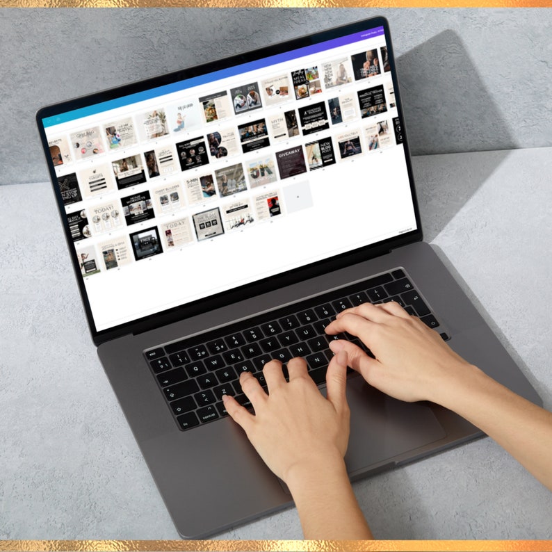 K&ouml;nnte beinhalten: Ein Laptop mit einem wei&szlig;en Bildschirm, auf dem ein Raster mit Bildern angezeigt wird. Die Bilder zeigen verschiedene Designs und Layouts, wahrscheinlich f&uuml;r Social-Media-Posts oder Website-Grafiken. Der Laptop steht auf einer grauen Oberfl&auml;che und die H&auml;nde einer Person tippen auf die Tastatur.