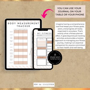 K&ouml;nnte beinhalten: Ein druckbares Fitness-Tagebuch mit einem pink-wei&szlig; gestreiften Design. Das Tagebuch enth&auml;lt Abschnitte zur Verfolgung von K&ouml;rperma&szlig;en, Fitnesszielen und guten Gewohnheiten. Der Text "YOU CAN USE YOUR JOURNAL ON YOUR TABLE OR YOUR PHONE" befindet sich oben auf der Seite. Der Text "INSTANT DOWNLOAD" befindet sich in einem Kreis mit einem Download-Symbol.