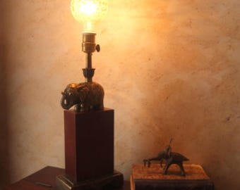 Lampada a forma di elefante in metallo, un pezzo unico, ritrovata in un mercatino delle pulci londinese, una lampada da tavolo in stile antico restaurata.