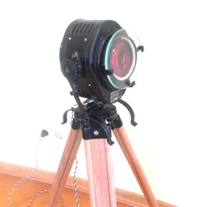 Foco de teatro vintage sobre un trípode, el mejor regalo, regalo personalizado, regalo para él, luz industrial, iluminación vintage, lámpara retro, decoración del hogar