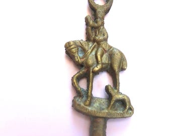Vintage Brass Knight Shoehorn - Antique Equestrian Shoe Horn with Knight on Horseback - Medieval Entryway Decor - Gentleman's Valet Gift