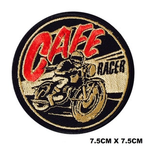Può includere: Una toppa ricamata nera e dorata con il testo "Cafe Racer" in lettere rosse e dorate. La toppa presenta un motociclista in oro e nero.
