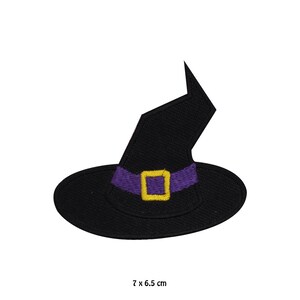 Op de afbeelding: Zwarte heksenhoed met een paarse band en een gele gesp. De hoed is 7 cm bij 6,5 cm.