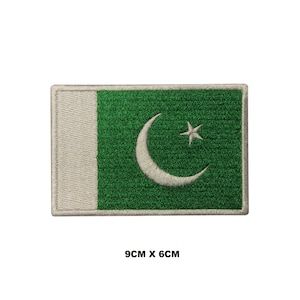 Op de afbeelding: Geborduurde patch met de vlag van Pakistan. De rechthoekige patch heeft een groene achtergrond met een witte maan en ster, en een witte verticale streep. De patch meet 9 cm x 6 cm.