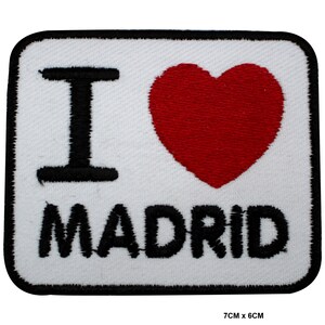 Puede incluir: Parche bordado con la frase "I ❤️ MADRID" en hilo negro sobre fondo blanco. Un corazón rojo reemplaza la palabra "love". El parche mide 7 cm x 6 cm.