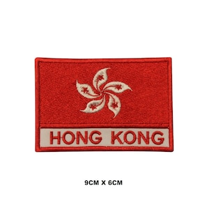 Könnte beinhalten: Roter gestickter Aufnäher mit der Flagge Hongkongs und dem Text "HONG KONG" in Weiß. Der Aufnäher misst 9 cm x 6 cm.