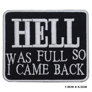 Op de afbeelding: Zwarte geborduurde strijk-op-patch met witte tekst die "De hel was vol, dus ik kwam terug" luidt. De patch meet 7,9 cm bij 6,5 cm.