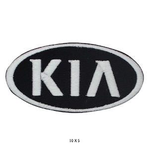 Peut inclure: Écusson brodé noir et blanc avec le logo KIA. Le logo est de forme ovale avec le mot "KIA" en lettres blanches brodées. L'écusson mesure 25,4 x 12,7 cm.