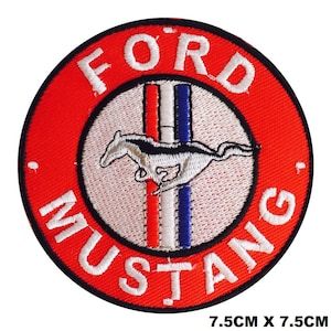 Può includere: Una toppa rotonda ricamata con il logo Ford Mustang. La toppa ha un bordo rosso con le parole "FORD MUSTANG" in bianco. All'interno, uno sfondo bianco mostra un cavallo in corsa e strisce verticali rosse, bianche e blu. Misura 7,5 cm per 7,5 cm.