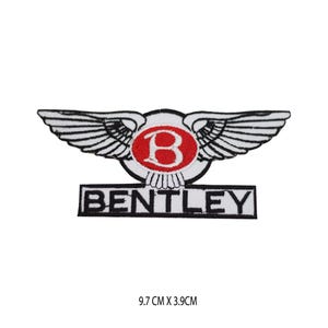 Könnte beinhalten: Gestickter Aufnäher mit dem Bentley-Logo. Der Aufnäher hat einen weißen Hintergrund mit schwarzen und roten Akzenten. Das Logo enthält ein geflügeltes Design und das Wort "BENTLEY" in einem rechteckigen Banner. Der Aufnäher misst 9,7 cm x 3,9 cm.