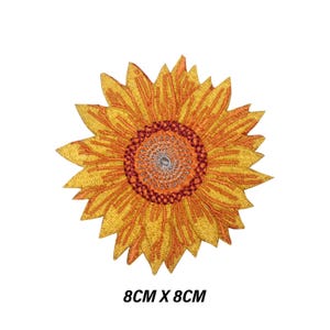 Puede incluir: Parche bordado de girasol en tonos amarillos y naranjas, con un centro detallado. El parche mide 8 cm x 8 cm. El diseño presenta intrincadas costuras, perfecto para añadir a ropa o accesorios.