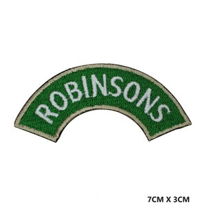 Puede incluir: Parche bordado verde y blanco con el texto "ROBINSONS" en forma curva. El parche mide 7 cm por 3 cm.