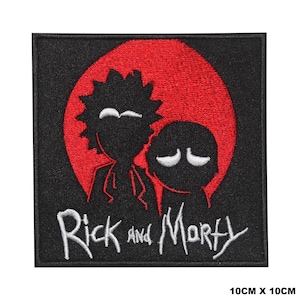 Könnte beinhalten: Ein quadratischer, schwarzer Stickaufnäher mit den Maßen 10cm x 10cm. Er zeigt einen roten kreisförmigen Hintergrund mit schwarzen Silhouetten zweier Figuren, Rick und Morty, mit weißen Augen. Der Text Rick and Morty ist darunter weiß gestickt.