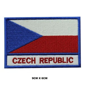 Könnte beinhalten: Gestickter Aufnäher mit der tschechischen Flagge mit einem blauen Dreieck, einem weißen Streifen und einem roten Streifen. Der Aufnäher hat einen blauen Rand und den Text "CZECH REPUBLIC" in roten Buchstaben auf weißem Hintergrund.