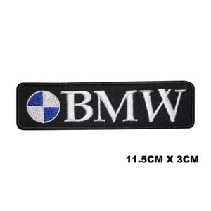Puede incluir: Parche rectangular negro con el logotipo de BMW y texto en blanco. El logotipo es un emblema circular azul y blanco. El parche mide 11,5 cm x 3 cm.
