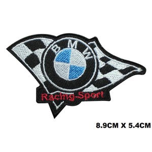 Peut inclure: Écusson brodé avec le logo BMW, un drapeau à damier bleu et blanc et le texte "Racing-Sport" en rouge. Dimensions : 8,9 cm x 5,4 cm.