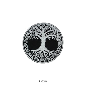 Puede incluir: Un parche circular negro con un diseño de árbol de la vida bordado en blanco. El árbol está rodeado por un diseño de nudo celta. El parche tiene un diámetro de 7 cm.