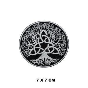 Pode incluir: Etiqueta circular preta com um design branco bordado de árvore da vida celta. A etiqueta mede 7 cm por 7 cm.