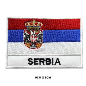 Pode incluir: Etiqueta bordada com a bandeira da Sérvia. A etiqueta é branca com um padrão de listras horizontais vermelho, azul e branco. Um brasão de armas com uma coroa está centrado na etiqueta. O texto "SERBIA" está impresso em preto abaixo da bandeira. A etiqueta mede 9 cm por 6 cm.