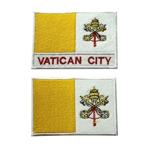 Könnte beinhalten: Zwei gestickte Aufnäher mit der Flagge des Vatikans. Die Flagge ist gelb und weiß mit dem päpstlichen Wappen in der Mitte. Der Text "VATICAN CITY" ist in Rot auf weißem Grund gestickt.