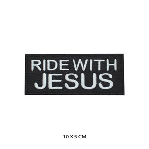 Pode incluir: Remendo retangular preto com texto bordado branco « RIDE WITH JESUS ». O remendo mede 10 x 5 cm. Este remendo foi projetado para ser costurado ou passado a ferro em roupas ou acessórios.