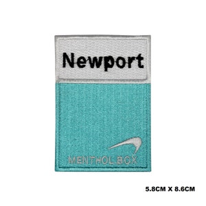 Könnte beinhalten: Ein blauer und weißer gestickter Aufnäher mit dem Text "Newport Menthol Box" in weißen Buchstaben. Der Aufnäher ist 5,8 cm x 8,6 cm groß.