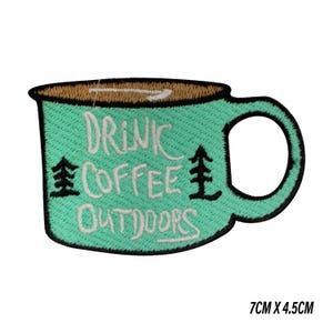 以下が含まれることがあります： ターコイズ色のコーヒーカップの形をした刺繍パッチ。茶色のコーヒーとハンドルが付いています。「DRINK COFFEE OUTDOORS」の文字は白で、黒い木のグラフィックがあります。サイズは7cm x 4.5cmです。アウトドア好きにぴったりのアクセサリーです。