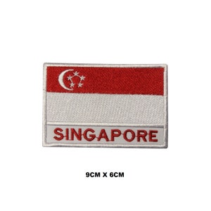Puede incluir: Parche bordado blanco y rojo con la bandera de Singapur y la palabra "SINGAPORE" en letras blancas. El parche mide 9 cm por 6 cm.