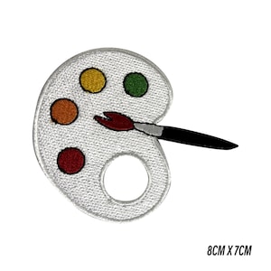 Puede incluir: Parche bordado con una paleta de artista blanca con manchas de pintura amarilla, verde, naranja y roja, y un pincel. Mide 8 cm x 7 cm.