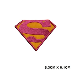 Puede incluir: Parche de Superman con el logotipo en amarillo y rosa para planchar, 8,3 cm x 6,1 cm.